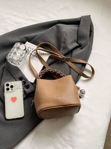 Stijlvolle geweven bucketbag voor dames - veelzijdige schouder- en crossbodytas met gratis bedelhanger (woon-werkverkeer/winkelen) Minimalistische gevlochten werktas - buckettas met afneembare riem en cadeaubedel