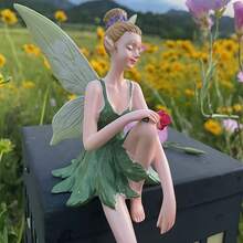 1 pieza Estatua de hada de resina exquisita, decoración de jardín. El hada lleva ropa verde fresca y sostiene una rosa delicada en su mano. Con alas en forma de hoja que parecen de la propia naturaleza, el diseño realista da la impresión de que está a punto de emprender el vuelo. Debido a sus propiedades de material, es adecuada para colocar en jardines exteriores, a lo largo de los caminos del jardín o cerca de las camas de flores, complementando el paisaje natural para crear un jardín de cuento de hadas.