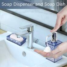 4 pezzi Set di accessori da bagno eleganti blu geometrici - Comprende dispenser per sapone, porta spazzolino, bicchiere per spazzolino, bottiglia per lozione e scatola colorata - Perfetto come regalo di inaugurazione della casa, set di decorazione per il bagno | Decorazione bagno moderna | Organizer da bagno con finitura lucida in scatola regalo