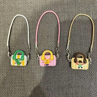 Nouvel accessoire décoratif créatif et , poupée miniature de 17 cm à suspendre pour décoration de maison de poupée. Charmant sac à main en peluche , ornement réaliste de sac à main DIY pour