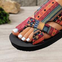 Sandalias planas de playa cómodas y transpirables con estampado retro, tira en el dedo y estilo bohemio, para mujeres, nuevas para 2025 y de comercio exterior