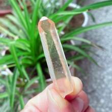 1pc 4-5cm Natural Himalayan Red Skin White Quartz Hexagonal Column, Clear Quartz Tower, Transparent Quartz Column, Quartz Magic Wand, Quartz Crystal Mineral Specimen, Quartz Cluster, Crystal Healing, Energy Healing, Crystal Gift; Each Natural Stone Is Unique, Random Shipment