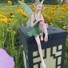 1 pieza Estatua de hada de resina exquisita, decoración de jardín. El hada lleva ropa verde fresca y sostiene una rosa delicada en su mano. Con alas en forma de hoja que parecen de la propia naturaleza, el diseño realista da la impresión de que está a punto de emprender el vuelo. Debido a sus propiedades de material, es adecuada para colocar en jardines exteriores, a lo largo de los caminos del jardín o cerca de las camas de flores, complementando el paisaje natural para crear un jardín de cuento de hadas.