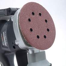 LIJADORA ROTO ORBITAL DAEWOO DAOS480 La lijadora roto orbital DAOS480 se posiciona como la elección preferida para trabajos de lijado y acabado en madera y enduido, ya que este tipo de lijadora ofrece el más alto nivel de calidad en la terminación de nuestros proyectos. Su diseño ergonómico y equilibrado incluye una empuñadura regulable que optimiza nuestra posición de trabajo al utilizar ambas manos, lo que resulta especialmente beneficioso en trabajos realizados en un banco. La base de 125 mm, con un sistema de sujeción que se engancha al contacto y orificios que mejoran la eficiencia de la bolsa recolectora, contribuye a la calidad del trabajo. Además, su potente y robusto motor de 480W montado en una base metálica garantiza la confiabilidad y durabilidad que buscamos en una herramienta. Sin lugar a dudas, nuestra DAOS480 se presenta como la elección inmejorable para tus proyectos, asegurando resultados de primera categoría. - Tipo de Enchufe A USA (110-127V) - Ver 4