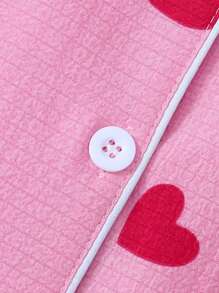 Conjunto de pijama de mujer de manga corta y pantalones cortos con estampado de corazones y textura arrugada