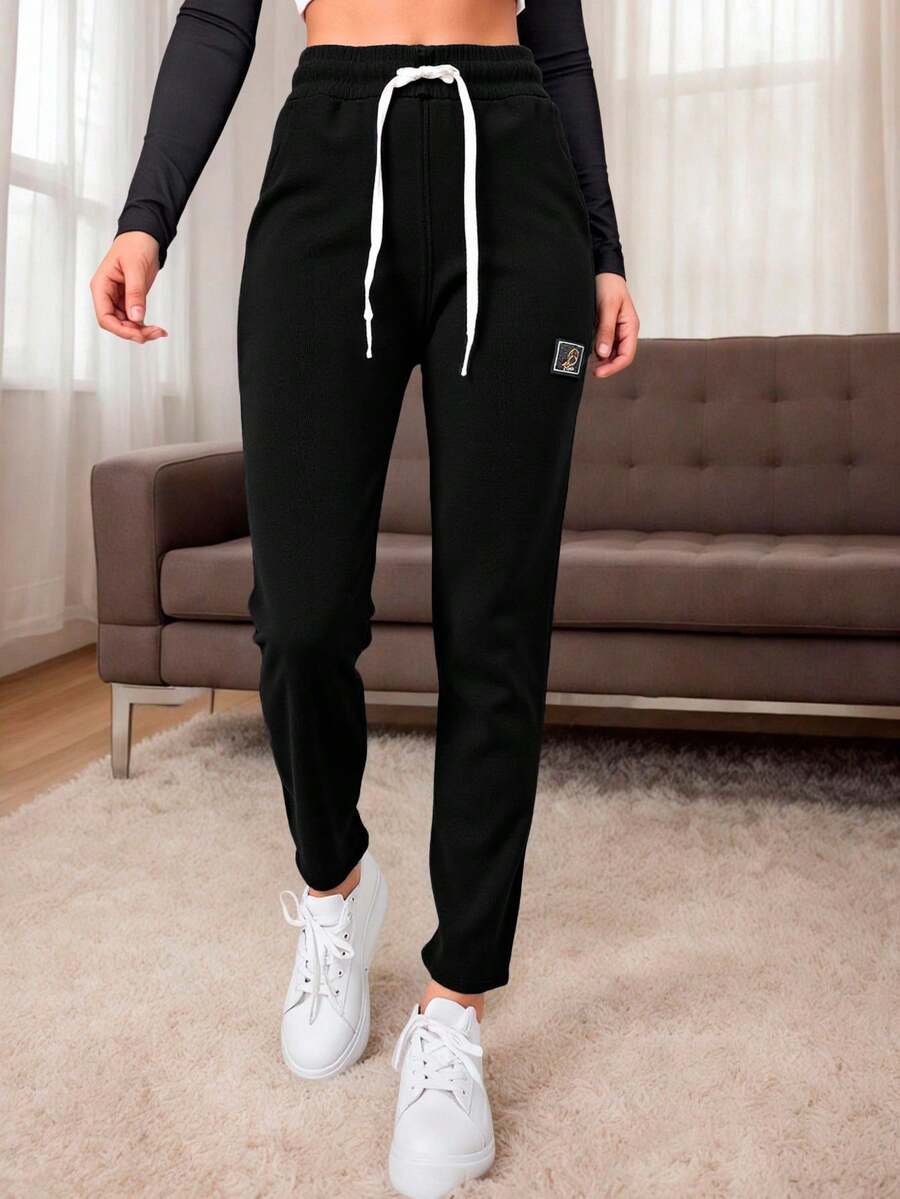 Pantalón semi-entubado para mujeres,  elegante, tela de algodón y poliéster, apto para temporadas de verano, ajuste de cintura natural con resorte y cordón, bolsillos funcionales, pequeño estampado de letra. - Negro - Ver 1