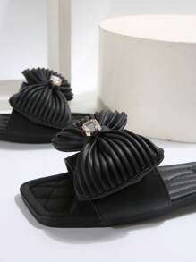 Nouveaux sandales plates d'été pour femmes. Sandales mode avec détail de nœud strass. Bout carré, Glissant confortables. Jolies et polyvalentes.