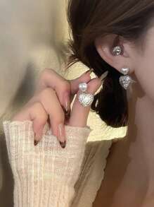 1 par de pendientes en forma de corazón sencillos para damas, pendientes colgantes de color dorado adecuados para uso diario, festivales y regalo del Día de San Valentín