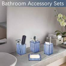 4 pezzi Set di accessori da bagno eleganti blu geometrici - Comprende dispenser per sapone, porta spazzolino, bicchiere per spazzolino, bottiglia per lozione e scatola colorata - Perfetto come regalo di inaugurazione della casa, set di decorazione per il bagno | Decorazione bagno moderna | Organizer da bagno con finitura lucida in scatola regalo