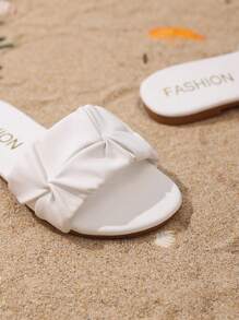 1 paire de chaussons de plage plats et souples en PU pour tout-petits et petits enfants, à bout rond et à brides plissées, sandales à la mode pour l'intérieur et l'extérieur, idéales pour le quotidien, la plage, les vacances et l'été.