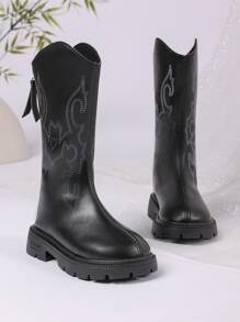 زوج من أفضل إصدارات بوت البنات لعام 2025 الجديدة، مصنوعة من الجلد الأسود في الجزء العلوي مع تصميمات محددة بخيوط بيضاء، أنيقة وأنيقة. تصميم النعل السميك يعزز الراحة والأناقة، مما يجعلها مناسبة للبنات من عمر 3 إلى 12 سنة لارتدائها مع التنانير أو البناطيل في فصل الخريف والشتاء. إنها بوت غربية عصرية متوسطة الارتفاع للبنات.