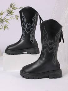 زوج من أفضل إصدارات بوت البنات لعام 2025 الجديدة، مصنوعة من الجلد الأسود في الجزء العلوي مع تصميمات محددة بخيوط بيضاء، أنيقة وأنيقة. تصميم النعل السميك يعزز الراحة والأناقة، مما يجعلها مناسبة للبنات من عمر 3 إلى 12 سنة لارتدائها مع التنانير أو البناطيل في فصل الخريف والشتاء. إنها بوت غربية عصرية متوسطة الارتفاع للبنات.