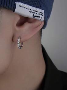 1 par de aretes de aro de cruz del espíritu del caballero, aretes personalizados y punk para hombres, aretes de clip de cruz de resina negra