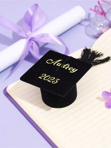 Hộp đựng trang sức hình mũ tốt nghiệp bằng nhung được cá nhân hóa, Quà tặng kỷ niệm tốt nghiệp năm 2025 tùy chỉnh, Hộp đựng trang sức hình mũ tốt nghiệp có khắc tên, Món quà tốt nghiệp tuyệt vời nhất, Tinh tế và lãng mạn - Nhiều màu - Xem 6