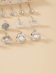 Set de 30 pares de pendientes de joyería de mujer con diseños minimalistas de perlas falsas, estrellas, flores, corazones, rhinestones y lazos, un versátil set de accesorios para regalo - Plateado - Ver 5
