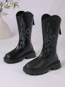 زوج من أفضل إصدارات بوت البنات لعام 2025 الجديدة، مصنوعة من الجلد الأسود في الجزء العلوي مع تصميمات محددة بخيوط بيضاء، أنيقة وأنيقة. تصميم النعل السميك يعزز الراحة والأناقة، مما يجعلها مناسبة للبنات من عمر 3 إلى 12 سنة لارتدائها مع التنانير أو البناطيل في فصل الخريف والشتاء. إنها بوت غربية عصرية متوسطة الارتفاع للبنات.