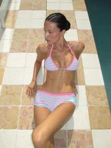 新款女士黑白条纹印花挂脖系带比基尼套装，搭配紧身低腰泳裤