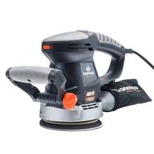 LIJADORA ROTO ORBITAL DAEWOO DAOS480 La lijadora roto orbital DAOS480 se posiciona como la elección preferida para trabajos de lijado y acabado en madera y enduido, ya que este tipo de lijadora ofrece el más alto nivel de calidad en la terminación de nuestros proyectos. Su diseño ergonómico y equilibrado incluye una empuñadura regulable que optimiza nuestra posición de trabajo al utilizar ambas manos, lo que resulta especialmente beneficioso en trabajos realizados en un banco. La base de 125 mm, con un sistema de sujeción que se engancha al contacto y orificios que mejoran la eficiencia de la bolsa recolectora, contribuye a la calidad del trabajo. Además, su potente y robusto motor de 480W montado en una base metálica garantiza la confiabilidad y durabilidad que buscamos en una herramienta. Sin lugar a dudas, nuestra DAOS480 se presenta como la elección inmejorable para tus proyectos, asegurando resultados de primera categoría. - Tipo de Enchufe A USA (110-127V) - Ver 3