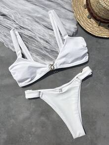 女士纯色环扣比基尼套装。采用高弹亲肤面料，穿着舒适。宽肩带方领设计，修饰肩颈线条，正面和侧面的环扣更添精致感。高腰下装优化身材比例。柔和的奶油色，清新奢华，是度假和海边活动的理想之选，也是打造迷人海滩造型的完美选择。白色夏日 - 白色 - 查看 4