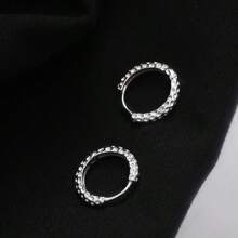 1 par de aretes de aro de cruz del espíritu del caballero, aretes personalizados y punk para hombres, aretes de clip de cruz de resina negra