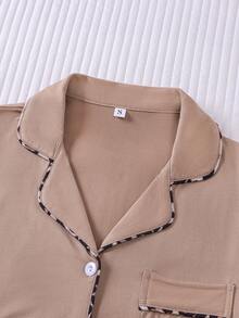 Bộ đồ nữ 2 món họa tiết da báo phối hợp, gồm áo khoác cardigan cài nút, quần short cạp chun có nơ và viền bèo nhún, chất liệu mềm mại, thoáng khí, thoải mái khi mặc ở nhà. - màu nâu - Xem 4