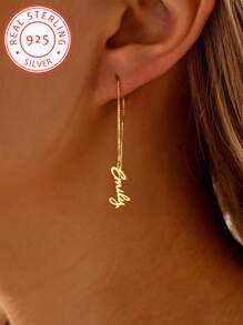 Une paire de crochets d'oreille en argent 925 avec nom anglais personnalisé simple. Un cadeau unique et significatif, un accessoire de bijoux chaud et unique. Luxe léger pour les accessoires de bijoux pour hommes et femmes. Un cadeau surprenant pour les couples, les amis et la famille. Extrême simplicité, élégant et romantique, style bohème s'assortissant aux bijoux.