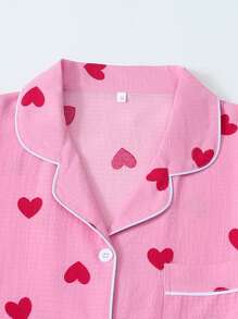 Conjunto de pijama de mujer de manga corta y pantalones cortos con estampado de corazones y textura arrugada