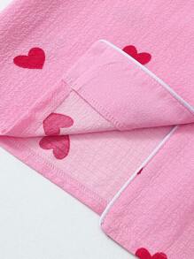 Conjunto de pijama de mujer de manga corta y pantalones cortos con estampado de corazones y textura arrugada
