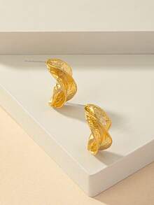 1 对简约金色金属不对称几何耳环，适合女性日常佩戴