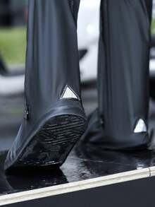 1双高筒雨鞋套，防滑加厚耐用防水套鞋，男女通用，夏季凉快，沙滩出行保暖，适合旅行、闺蜜聚会、宠物派对、嘉年华、派对装饰等场合。