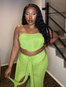 Truni Awkwardfatgirl Plus Size Women's Strapless Top & High Waist Ruched Skirt With Ruffle Hem For Elegant Summer Date, 2-Piece Set, For Pear Triangle Body Shape - Green - View 6