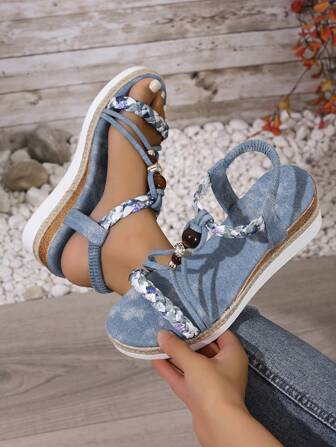 女士厚底凉鞋，镶嵌珍珠和水钻，波西米亚风露趾粗跟。搭配弹力一脚蹬设计，中跟，舒适厚底，轻盈编织绳罗马夏季沙滩凉鞋，适合夏季穿着。