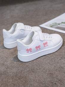 1 par de zapatillas de deporte blancas con , versátiles para niños y niñas, cómodas y transpirables, con decoración bordada de diseños de dibujos animados, zapatos escolares casuales
