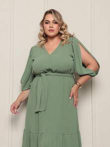 FASHION MIX PREMIUM  Vestido Longo Elegante com Fenda e Babado no Barrado Manga 3/4 Bufante com Decote V e Amarração na Cintura Feminino Plus Size - Verde Pastel - Visão 4