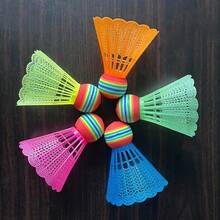 6 kolorowych, kreatywnych plastikowych lotek EVA Rainbow, do badmintona treningowego i rekreacyjnego, lekkich i łatwych do śledzenia, odpowiednich do uprawiania sportów halowych i zewnętrznych, kompletny zestaw do badmintona, profesjonalny badminton halowy, superelastyczny badminton (losowy kolor), odpowiedni do uprawiania sportów halowych i zewnętrznych, do gry na świeżym powietrzu, odpowiedni dla graczy o każdym poziomie zaawansowania, sprzęt do treningu sportowego | Zabawny design | Nylon, niezbędny sprzęt sportowy dla entuzjastów sportu, odpowiedni jako prezent na Walentynki i Dzień Ojca - Wielokolorowe - Zobacz 7