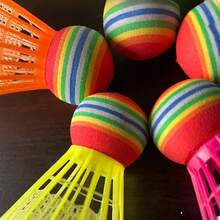 6 kolorowych, kreatywnych plastikowych lotek EVA Rainbow, do badmintona treningowego i rekreacyjnego, lekkich i łatwych do śledzenia, odpowiednich do uprawiania sportów halowych i zewnętrznych, kompletny zestaw do badmintona, profesjonalny badminton halowy, superelastyczny badminton (losowy kolor), odpowiedni do uprawiania sportów halowych i zewnętrznych, do gry na świeżym powietrzu, odpowiedni dla graczy o każdym poziomie zaawansowania, sprzęt do treningu sportowego | Zabawny design | Nylon, niezbędny sprzęt sportowy dla entuzjastów sportu, odpowiedni jako prezent na Walentynki i Dzień Ojca - Wielokolorowe - Zobacz 3