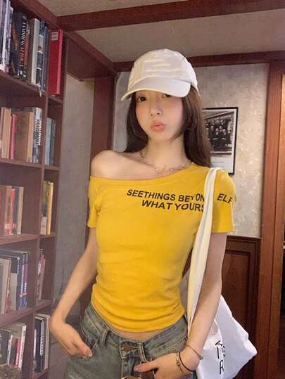 字母印花不对称领口短款 T 恤，性感修身夏季女士黄色上衣