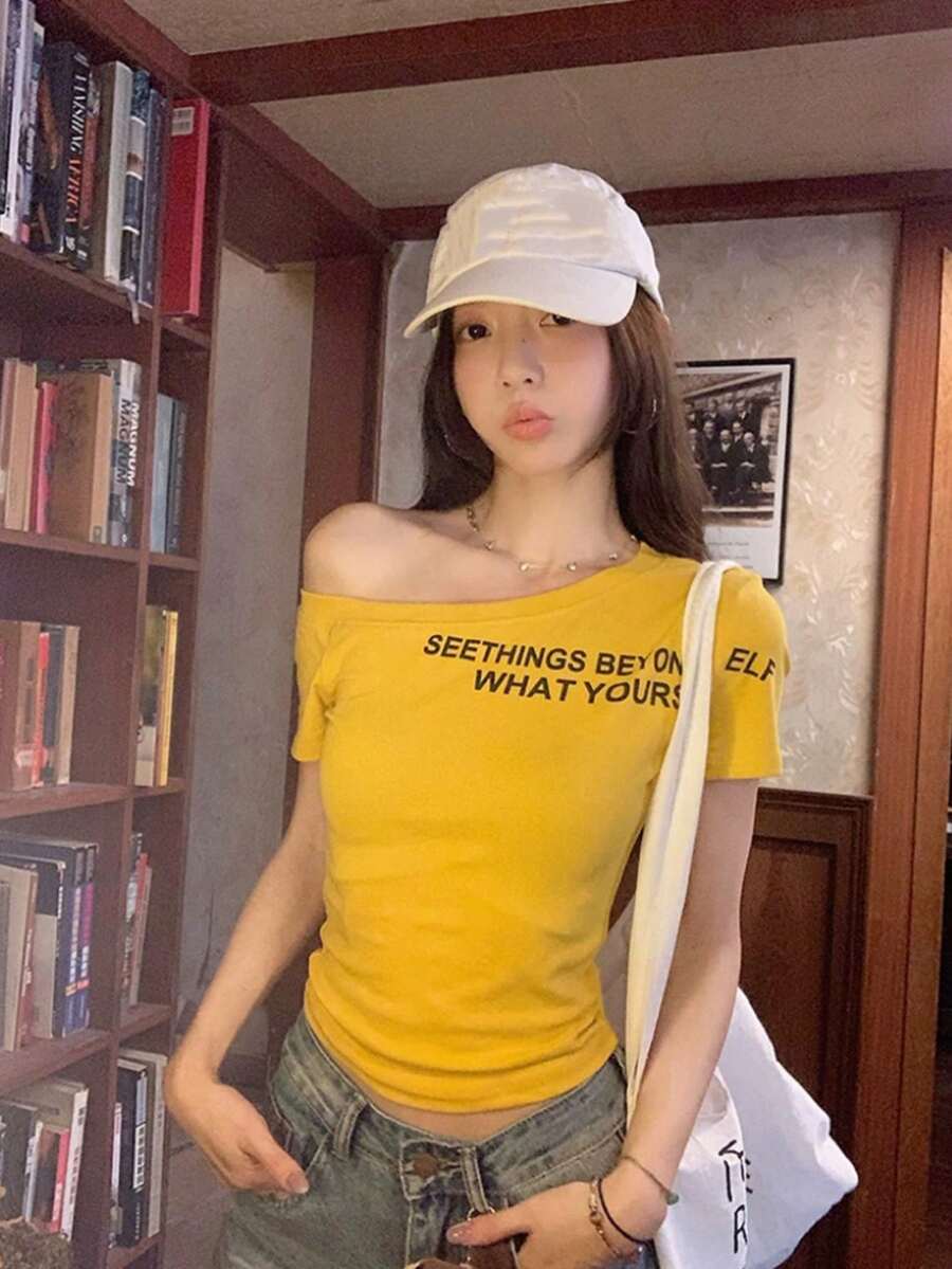 字母印花不对称领口短款 T 恤，性感修身夏季女士黄色上衣 - 黃色 - 查看 1