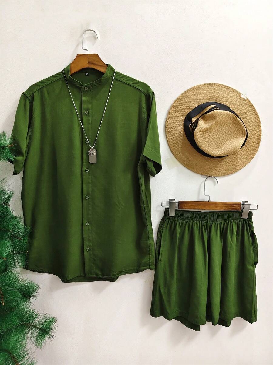 Conjunto Camisa Gola Padre Manga Curta e Short liso Adulto Masculino Tecido 100% viscose  com elastano  encolhe um pouquinho - Verde Militar - Visão 1