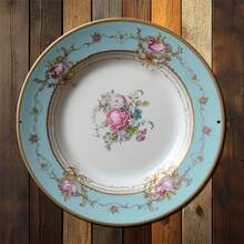 2D plat, 1 pièce Assiette avec design floral européen élégant, Panneau métallique imprimé 2D plat, Set de vaisselle classique, Populaire série de décoration et cadeaux pour la maison en Amérique et en Europe, 2D plat, Convient pour la décoration de la chambre, Position des trous aléatoire - Multicolore - Voir 4