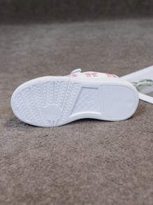 1 par de zapatillas de deporte blancas con , versátiles para niños y niñas, cómodas y transpirables, con decoración bordada de diseños de dibujos animados, zapatos escolares casuales