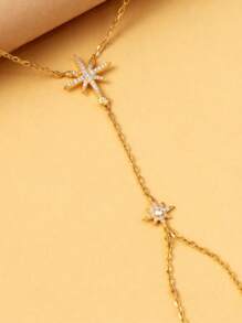 Un conjunto de joyería de un solo pieza con brazalete, cadena de mano y anillo con diamantes de imitación con diseño de estrella en estilo japonés para mujeres