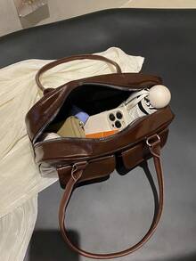 1个极简复古拉链手提包，饰有多个口袋，双提手设计，适合女性休闲通勤、街头风和日系风格。