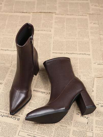 Stivali corti in pelle stile britannico per donne, autunno/inverno 2025. Stivali corti eleganti con tacco spesso in marrone Maillard. Stivali con punta affusolata, cerniera laterale in metallo, stile retrò. Stivali Chelsea con tacco alto e spesso. Stivali western con tacco medio stile americano. Stivali corti alla moda.