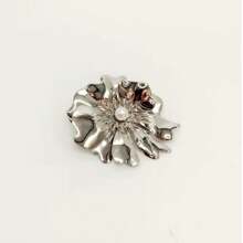 1pc Elegant Fashion Sexy Metal Flower Faux Pearl Inlaid Brooch/Lapel Pin For Women, Suitable For Party And Daily Wear