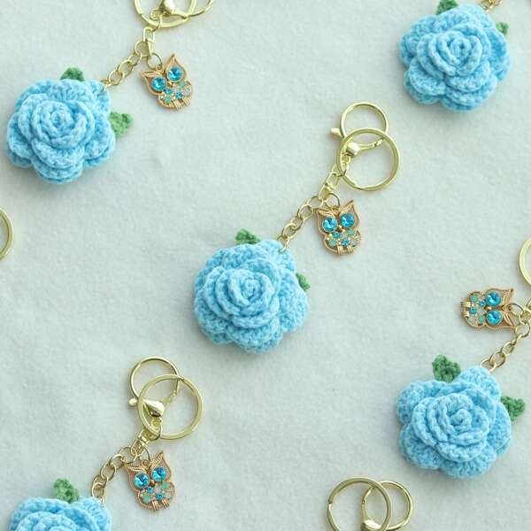 1pc/2pcs Handmade Crochet Blue Camellia Flower Keychain, High-Quality Yarn, Handcrafted Crochet Flower. Suitable For Backpack Decor, Car Key Decor, Wedding Party Gifts, Anniversary Gifts, Valentine's Day Gifts, Her Gifts, Graduation Gifts, Mother's Day Gifts And Holiday Gifts