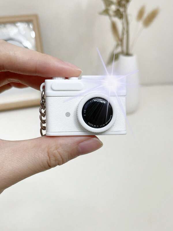 1 قطعة سلسلة مفاتيح كاميرا مصغرة بطراز قديم مع تأثيرات صوتية وضوئية - مثالية لسلاسل المفاتيح، تعليقات الحقائب، ألعاب تفاعلية، ديكورات أعياد، وإكسسوارات أسلوب الحياة الإبداعية، إكسسوارات السيارة، هدايا عيد الميلاد المدرسية الجوتية Y2k، إكسسوارات الحقائب، أربطة الرقبة مع حامل الهوية