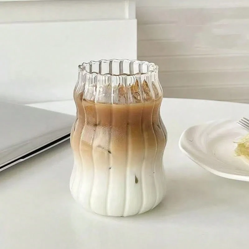 1 cốc cà phê thủy tinh gia dụng 550ml, phù hợp cho nữ giới, có thể đựng sữa, trà và các loại đồ uống khác, thích hợp cho cả đồ uống nóng và lạnh, trong suốt và bền chắc, thích hợp để đựng cà phê, trà, sữa, espresso và các loại đồ uống theo mùa khác, quà tặng sinh nhật, đồ trang trí nhà cửa, món quà cá nhân hóa dễ thương và tinh tế dành cho người thân yêu. - Sọc Cúp Mây - Xem 1