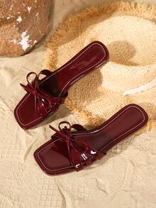 صنادل مسطحة نسائية صيف 2025 الجديدة مع زخرفة فيونكة ، بلون أحمر أنغولا ، ذات أصبع مربع ، تصميم واضح - عنابي اللون - مشاهدة 2