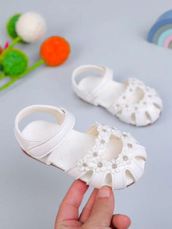 New Baby Sandals. Princess Shoes. Children Closed Toe Sandals. Highlights: 1. Exquisite Decoration: The Shoe Upper Is Decorated With Beautiful Flowers, Very Beautiful, Suitable For Taking Photos, And Suitable For Various Occasions. 2. Simple Design: Closed Toe And Buckle Design, Simple And Fashionable, Easy For Babies To Wear And Take Off, And Also In Line With The Current Fashion . 1. Comfortable Material: Made Of High-Quality Leather, Soft And Skin-Friendly, Fit The Baby's Foot Curve, Reduce Friction, And Protect The Baby's Delicate Skin.